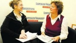 Sigrun Kabisch (rechts) mit Journalistin Jenifer Hochhaus. Foto: Andr? Kempner