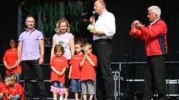 Bundesverkehrsminister Wolfgang Tiefensee beim 16. Sch?nauer Parkfest  Foto: QM Gr?nau