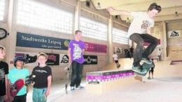 Beliebter Anziehungspunkt im Wohnkomplex II: Die Skaterhalle im alten Heizhaus. Foto: Andr? Kempner