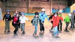 Beim Skaterworkshop zeigt Trainer Michael Trebs den Kids worauf es ankommt. Foto: Andre Kempner