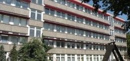 Alte Plattenbau-Schule mit Sanierungsbedarf in Leipzig. Foto: Marko Hofmann