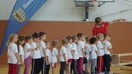 Die Kinder nahmen die sanierte Sporthalle wieder in Besitz. Foto: Gernot Borriss