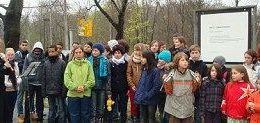 Die Sch?ler der freien Schule bei der feierlichen Enth?llung der Tafel. Foto: Gernot Borriss