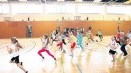 Kinder der 78. Schule in Gr?nau in ihrer modernisierten Sporthalle. Foto: Andr? Kempner