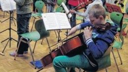 Grundsch?ler der Ringelnatz-Schule nehmen am Projekt MUSIK MACHT SCHLAU teil. Foto: Rita Wallace