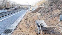 Noch immer gleichen viele Haltepunkte an der S1 in Gr?nau halbfertigen Baustellen. Foto: Dirk Knofe