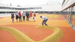 Im Spielbereich auf dem Dach einer Sporthalle: Stadtr?te besichtigen den Neubau. Foto: Andr? Kempner