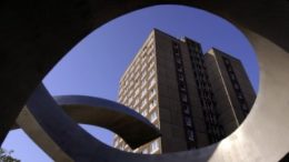 Moderne Skulptur und Wohnblock in der Stuttgarter Allee in Leipzig Gr?nau. (imago / Busse).