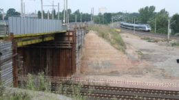 Blick an Damm und Behelfsbr?cke entlang zur S-Bahn