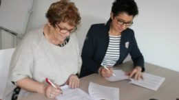 Frau Helbing (Klinger) und Prof. Brauer (BA) bei der Unterzeichnung. Foto: Berufsakademie Leipzig