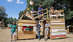 Asti, Ronny, Max, Miguel, Mike, Christian und Zoe (von links) haben im Robert-Koch-Park ihre "Stadt in der Stadt" gebaut. Foto: Dirk Knofe